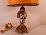 une lampe posée sur une table et munie d'un abat-jour