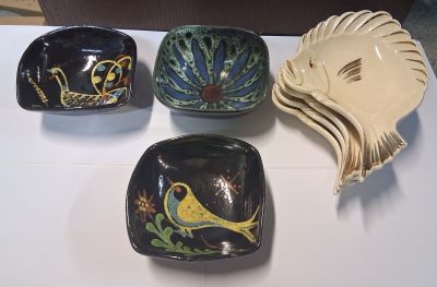 quatre bols posés sur la table, sur lesquels est représenté un oiseau