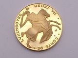 une pièce d'or sur laquelle est représenté un homme à cheval