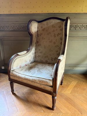 une chaise posée sur un sol en bois dur
