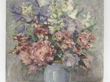 une peinture de fleurs dans un vase bleu sur une table