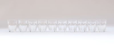 six verres transparents alignés sur une surface blanche