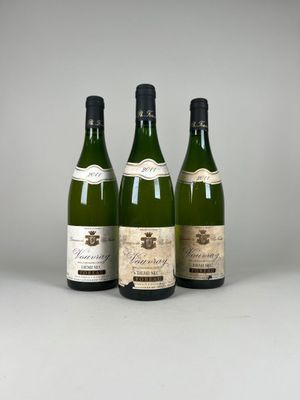 trois bouteilles de vin posées l'une à côté de l'autre sur une table
