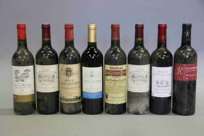 plusieurs bouteilles de vin sont alignées sur une table