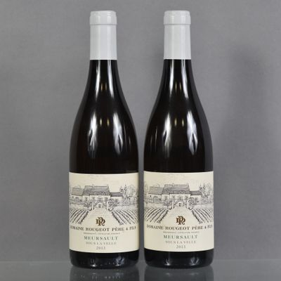 deux bouteilles de vin posées sur une table l'une à côté de l'autre