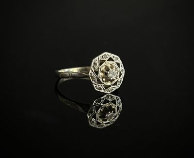 gros plan d'une bague en diamant sur une surface noire