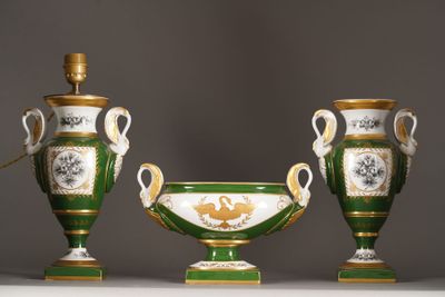 trois vases verts et blancs posés sur une table