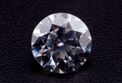 gros plan d'un diamant sur une surface noire