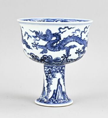 bol en porcelaine bleue et blanche orné d'un motif de dragon sur le rebord