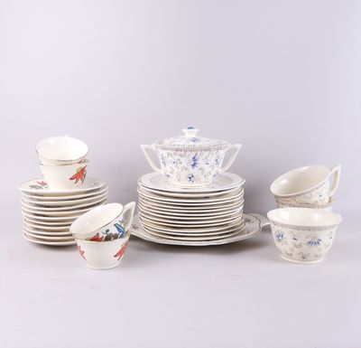 un groupe de plats, de tasses et de soucoupes en porcelaine