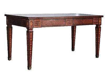 une table en bois avec un plateau en marbre