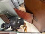 une statue d'éléphant tenant un livre dans une pièce