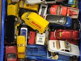 une boîte bleue remplie de petites voitures de toutes sortes