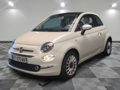une photo d'une Fiat blanche dans un showroom
