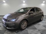 la voiture grise est garée sur un sol en damier dans le garage
