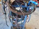 un chariot sur lequel sont posés plusieurs tuyaux, dans un garage