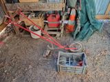 une caisse à outils posée par terre devant un bâtiment