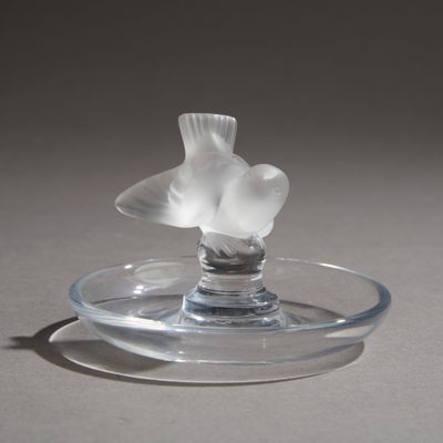 LALIQUE FRANCE. Baguier en cristal moulé clair et dépoli sur…