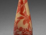 un vase rouge et blanc posé sur une table