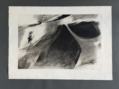 une image d'un dessin en noir et blanc d'une personne sur une planche de surf