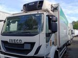 un camion blanc garé à côté d'un camion blanc