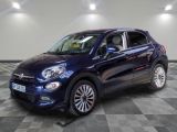 Le SUV Fiat bleu est garé dans une grande pièce.