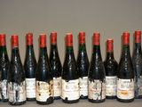 plusieurs bouteilles de vin sont alignées sur une table