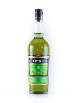 un gros plan d'une bouteille de Chartreuse sur fond blanc