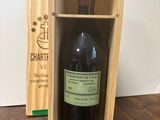 une bouteille de vin dans un coffret en bois sur une table