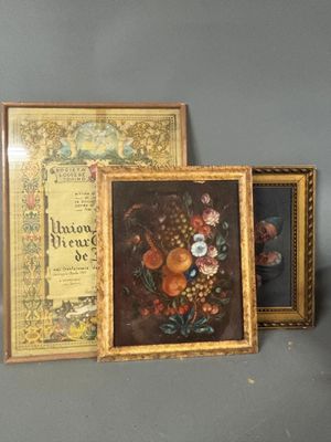 deux tableaux représentant des fleurs et des fruits, accrochés au mur