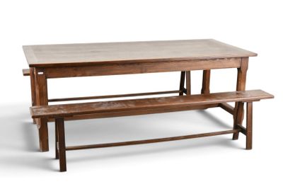 une table et un banc en bois sur fond blanc