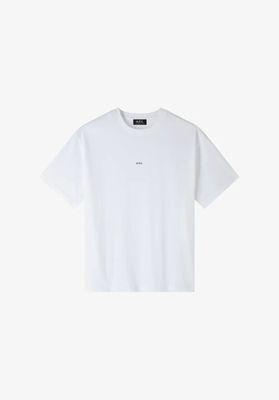 un t-shirt blanc avec un petit logo sur la poitrine