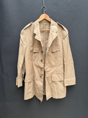 l'image d'une veste suspendue à un cintre sur un mur