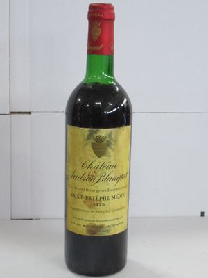 une bouteille de vin posée sur une table
