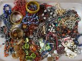 un plateau rempli de perles et de bracelets assortis posé sur une table