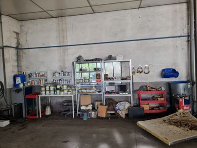 une image d'un garage avec beaucoup d'outils