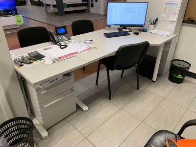 un bureau avec un ordinateur dans une pièce