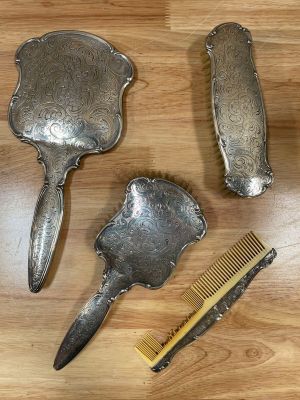 trois types différents de brosses à cheveux et un peigne posés sur une table