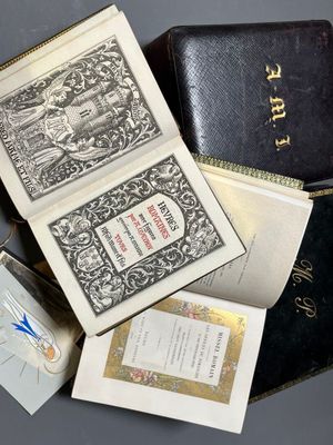 a lot of old books that are on the table
