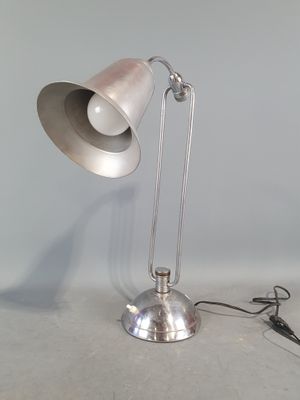une lampe posée sur une table à côté d'un chargeur