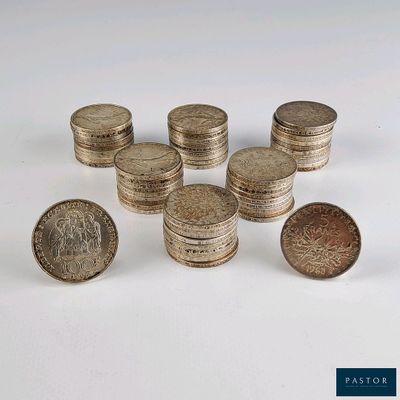 un lot de pièces de monnaie posées sur une table