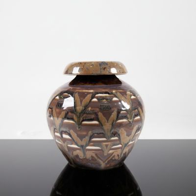 un vase posé sur une table noire