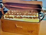 une valise posée sur un bureau, contenant tout un tas de biscuits