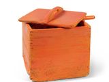 une petite boîte en bois avec un couvercle, sur fond blanc