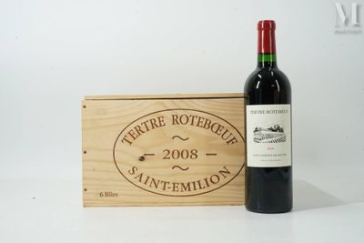 une bouteille de vin posée à côté d'une caisse en bois