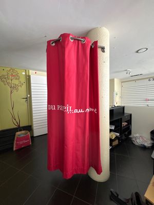 un rideau de douche rouge suspendu au plafond dans une pièce