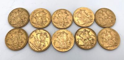 un groupe de six souverains d'or posés sur une surface blanche