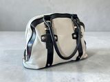 un sac à main blanc et noir posé sur une table