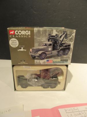 une boîte contenant un camion miniature et une boîte contenant un camion miniature