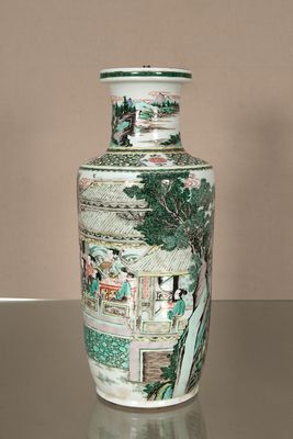 un vase posé sur une table dans une pièce